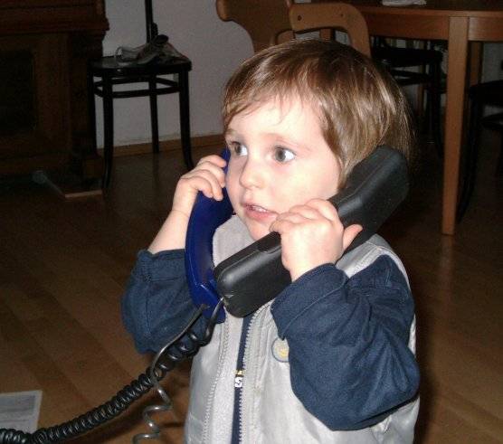 Paul telephoniert